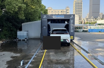 武汉盛世王朝比亚迪4S店马蒂亚斯 M-LM515B 全自动洗车机,白色比亚迪车辆驶入清洗工位