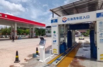 四川安岳中囤加油站全景,中石油罩棚与马蒂亚斯 M-SD0900D 隧道洗车机并列,车辆正在驶入