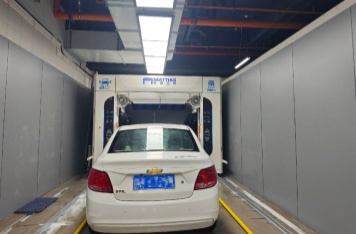 马蒂亚斯 M-LM535 龙门往复式洗车机在榆林尚书苑洗车店为白色轿车清洗